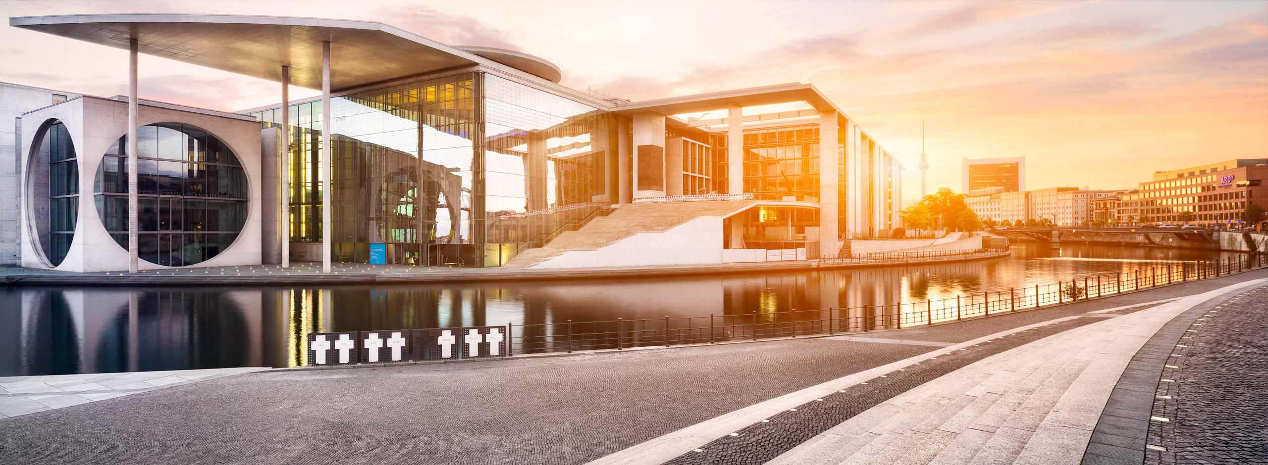 Regierungsviertel Berlin Marie Elisabeth Lüders Haus Sonnenaufgang Panorama Kreuze Fluss Spree Fernsehturm Orange